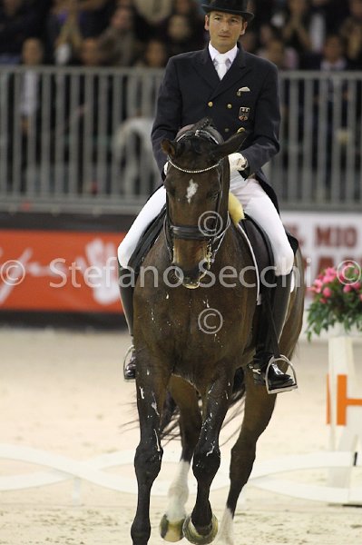 LAUGKS_MEGGLE\'S WELTTALL_MILANO_2011_SS3_9892.jpg